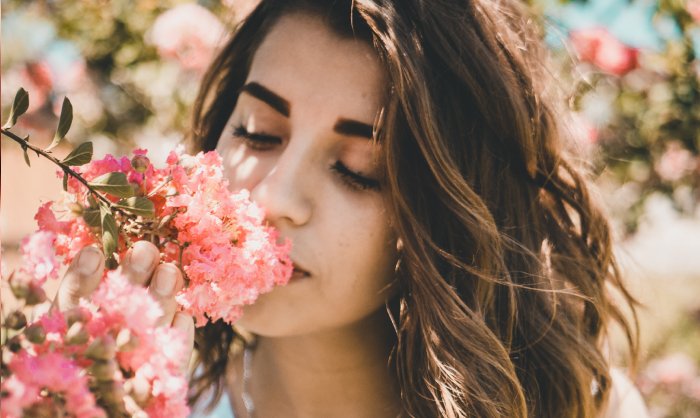 Женщина, пахнущая цветами